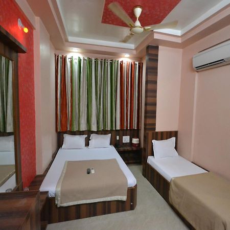 Hotel Sai Hari Prasad 舍地 外观 照片