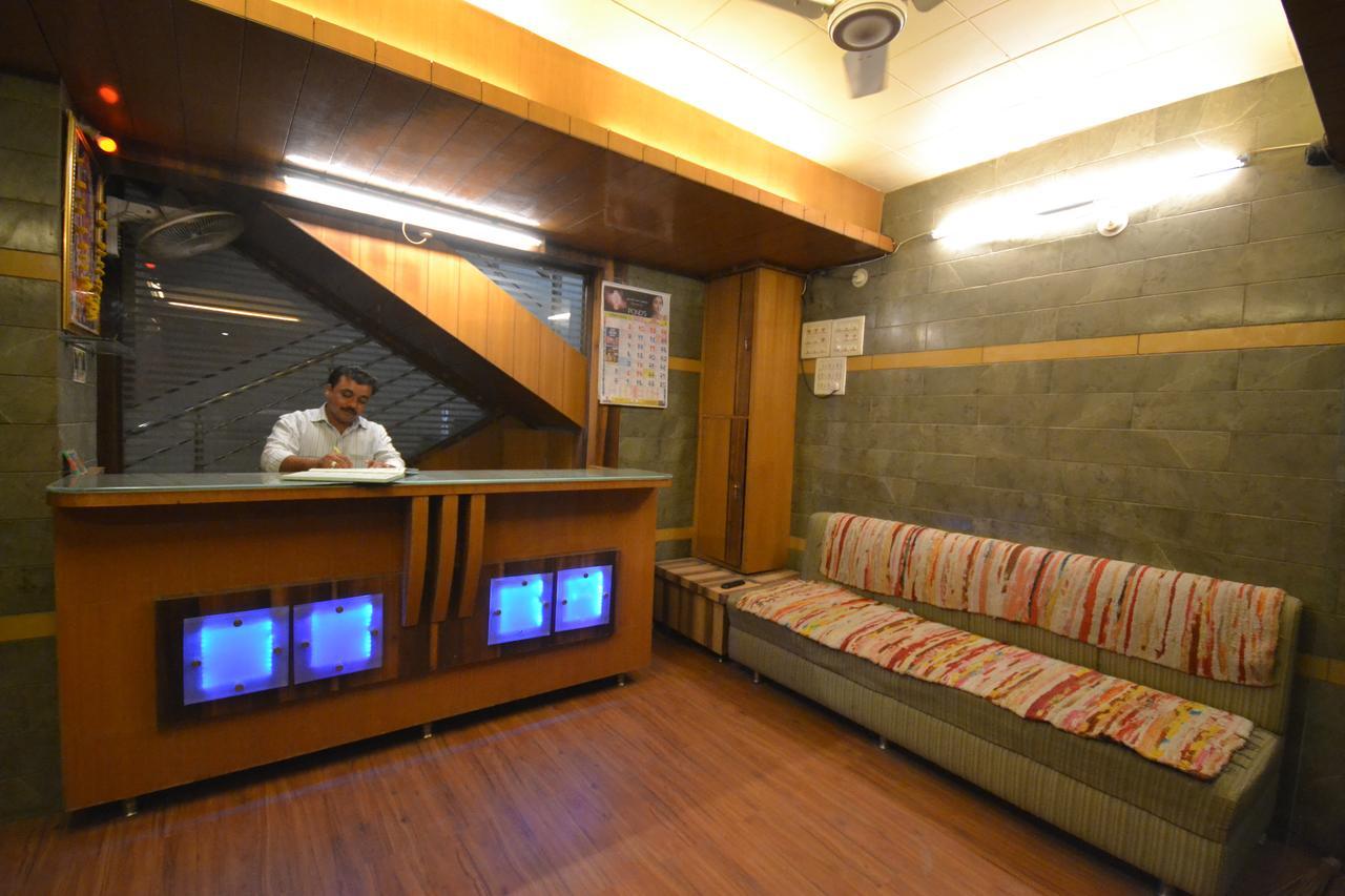 Hotel Sai Hari Prasad 舍地 外观 照片