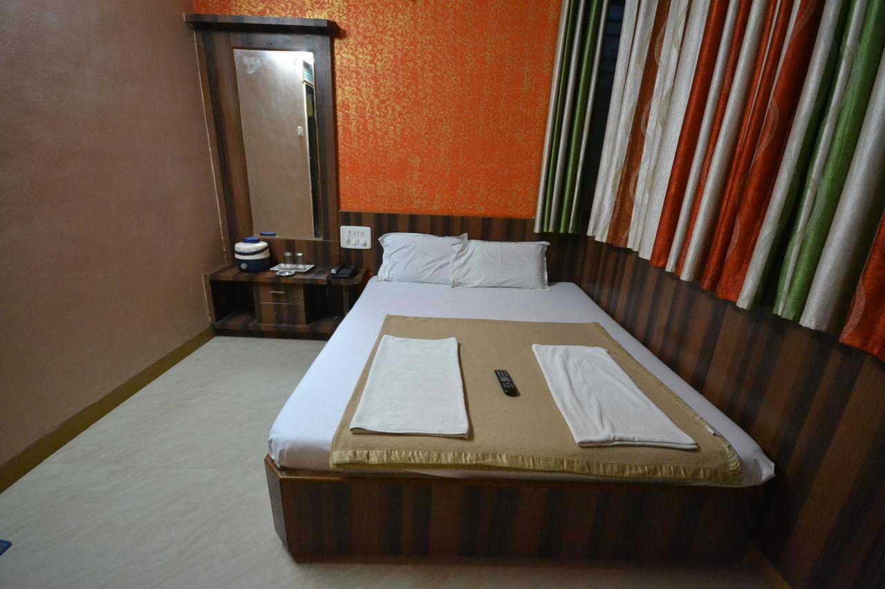 Hotel Sai Hari Prasad 舍地 外观 照片