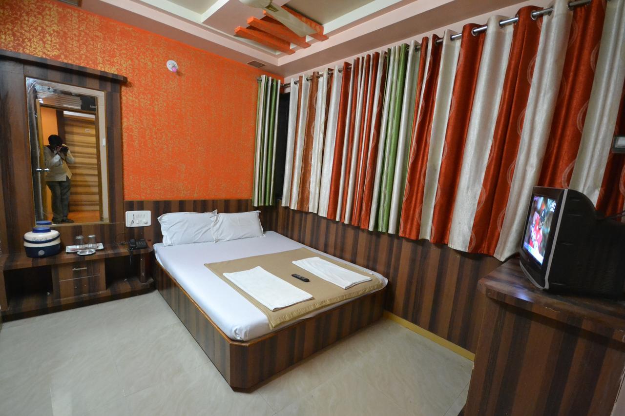 Hotel Sai Hari Prasad 舍地 外观 照片
