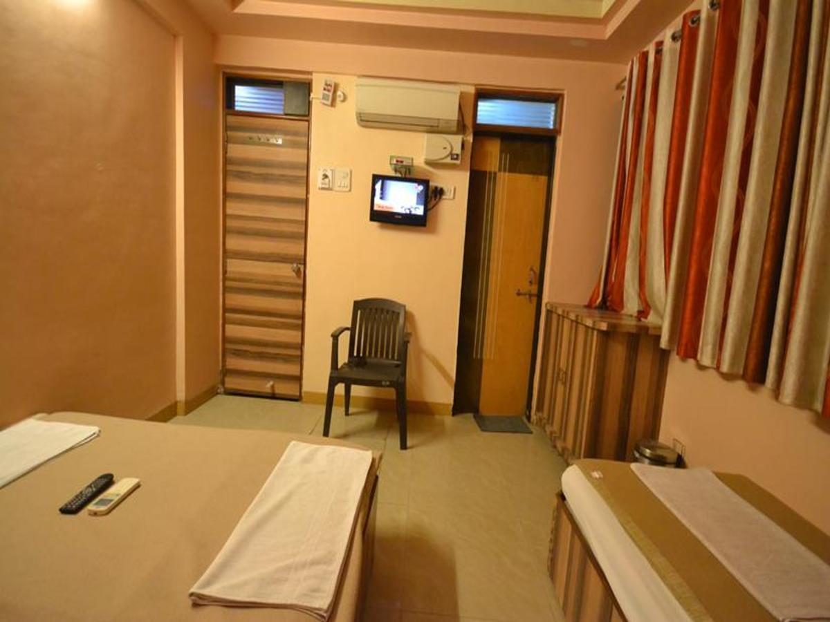 Hotel Sai Hari Prasad 舍地 外观 照片